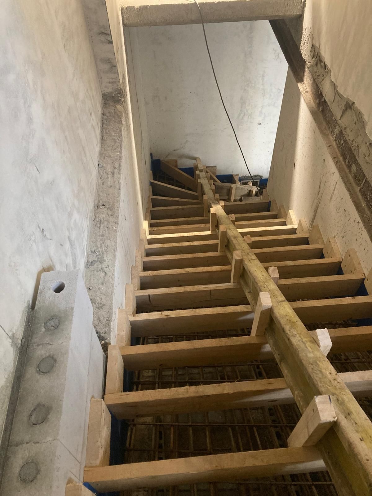 Betonieren einer gewendelten Treppe