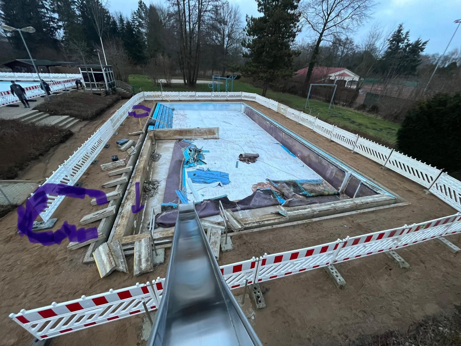 Becken während der Instandsetzung