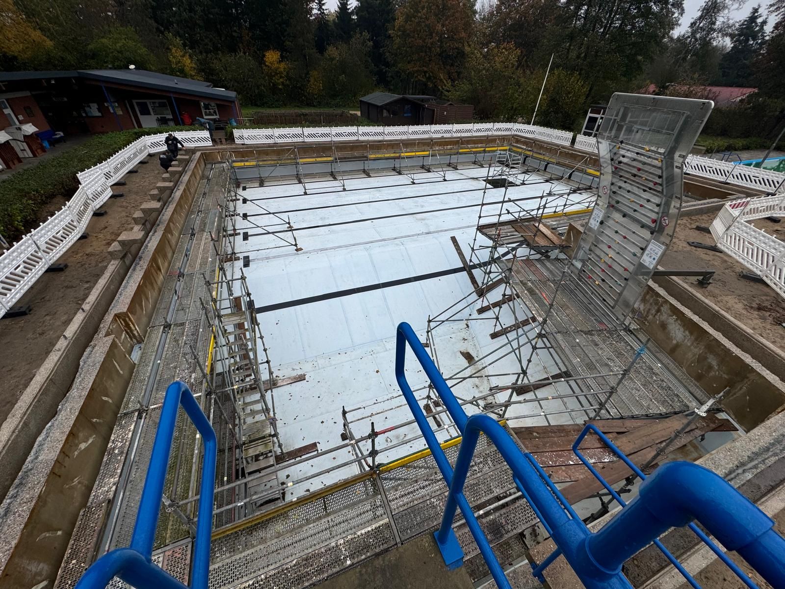 Schwimmerbecken mit Arbeitsgerüst
