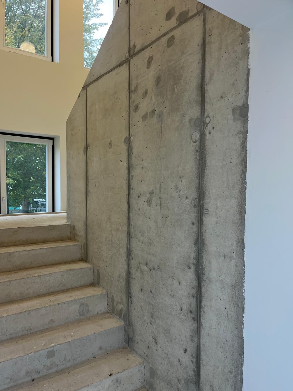 Innentreppe mit Mittelwand in Sichtbeton